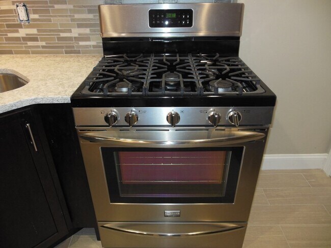 Building Photo - 84 Hooper Rd