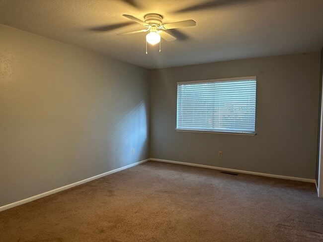 Building Photo - Rare 1 bedroom detached home with yard