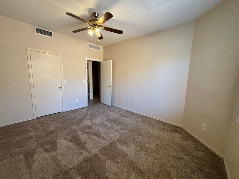 Building Photo - 1257 E Weimer Cir