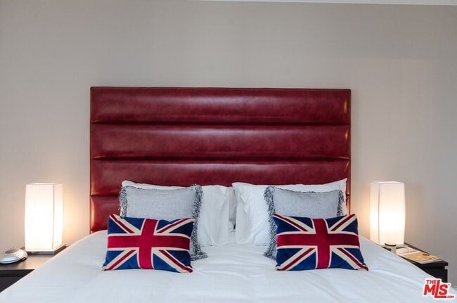 Building Photo - 1131 Alta Loma Rd