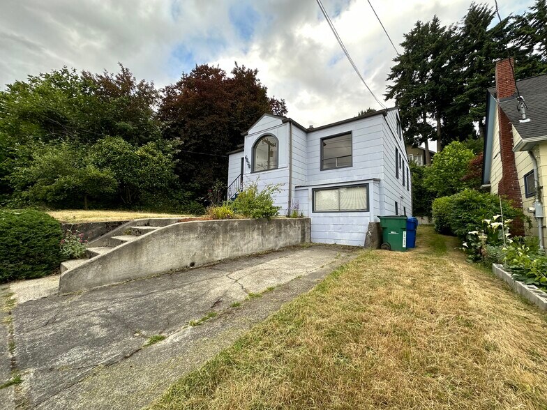 1 Off street parking spot - 4038 Greenwood Avenue North