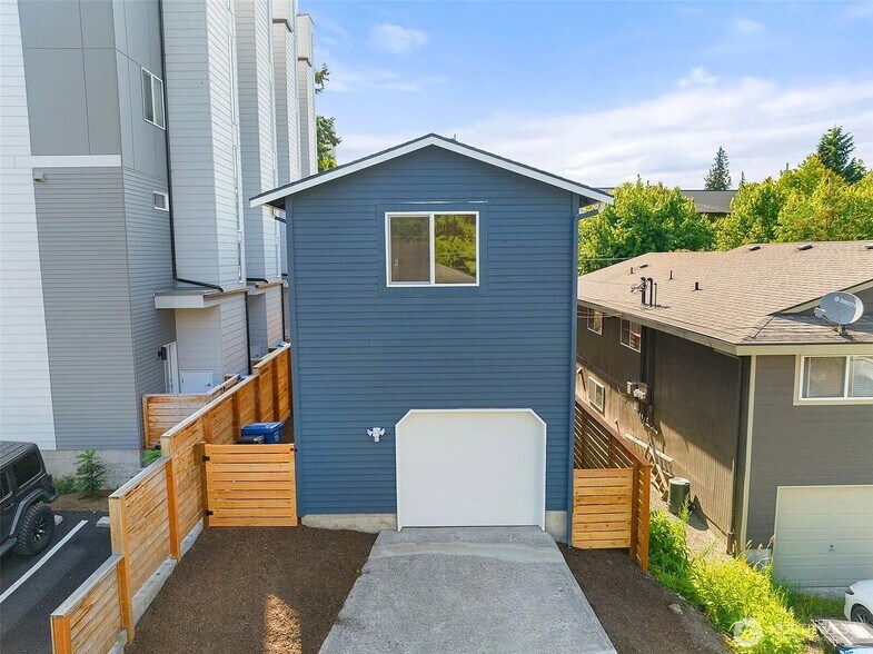 Building Photo - 9526 Interlake Ave N