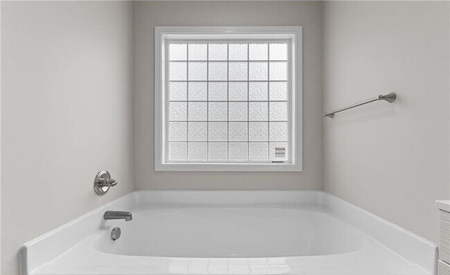 Building Photo - 1595 Rossmore Dr