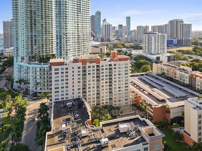 Building Photo - 2000 N Bayshore Dr