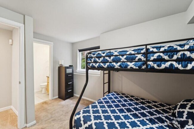 Building Photo - 3 bedroom in Seattle WA 98112