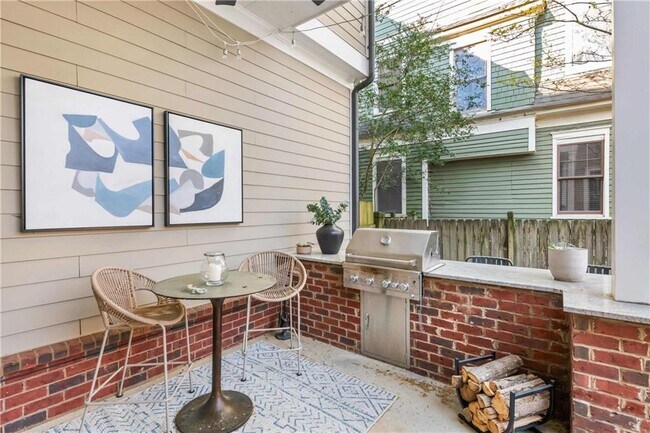 Building Photo - 582 St Charles Ave NE