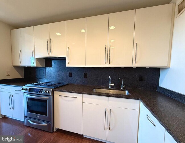 Building Photo - 10401 Grosvenor Pl