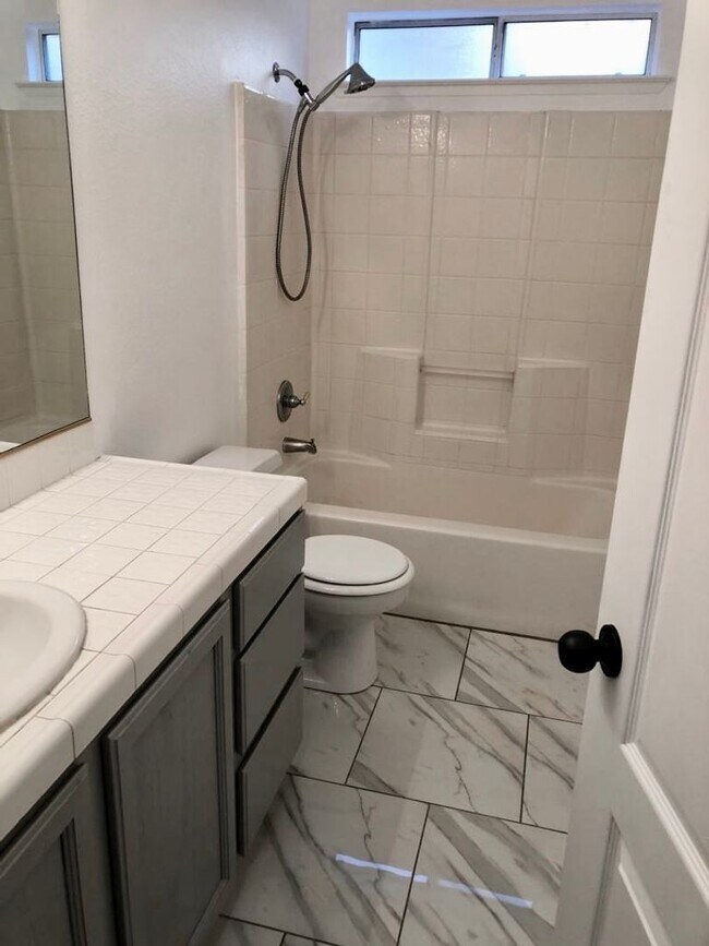 Building Photo - $500 MOVE IN BONUS, $2,350 Shields & Clovis 3 Bed - Judy Ave, Clovis / Swimming Pool