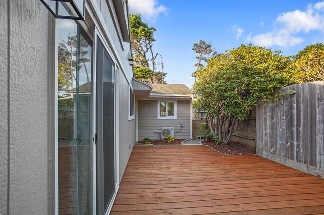 Building Photo - Charming Bandon Bungalow!