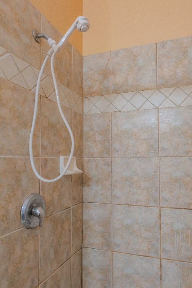 Building Photo - Modern 3-Bed Townhome with Garage & Patio in Casselberry – In-Unit Laundry, Central AC!