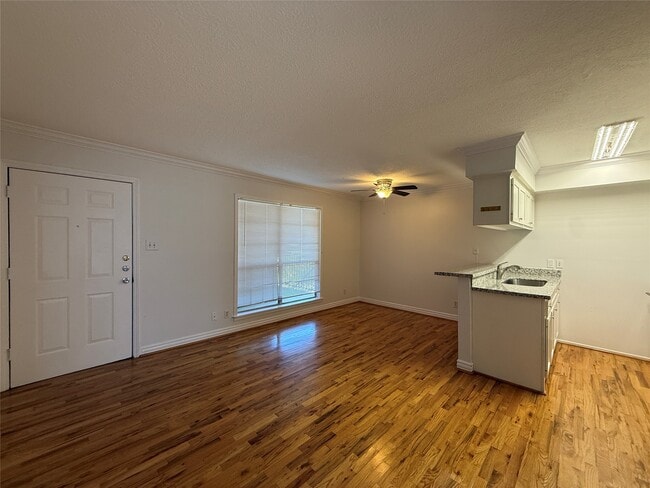 Building Photo - 425 E 9th St