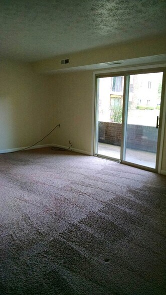 Living room w/patio - 5240 Emil Ave SW