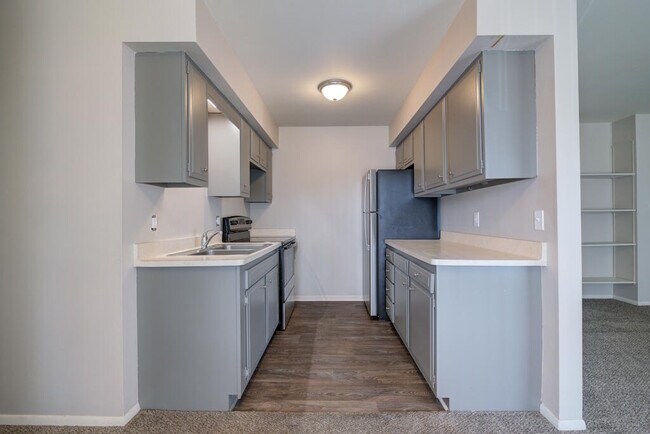 Building Photo - 305 Maple Ave