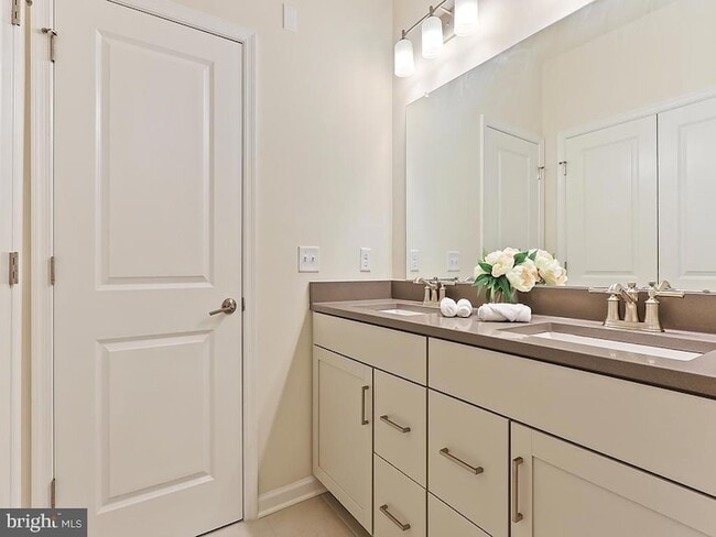 Building Photo - 1001 Greenwich Dr