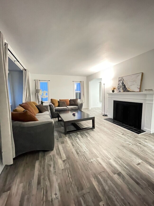 Building Photo - APPLICATION PENDING - Room for rent near UP - Room #3