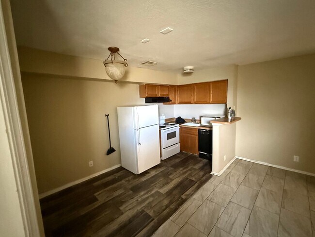 Building Photo - For lease! 1 bed, 1 bath condo