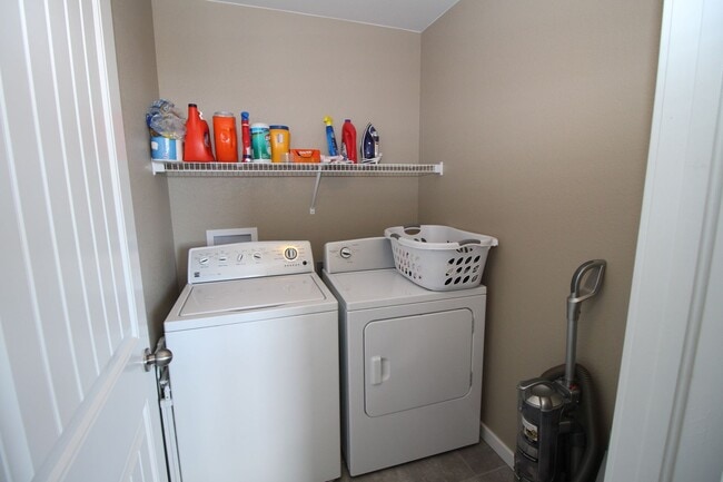 Building Photo - 2392 Pelican Bay Dr