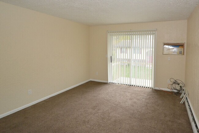 Building Photo - ***Ask about our Security Deposit Alternative!*** $899- Remodeled one bedroom apartment in Eastwood