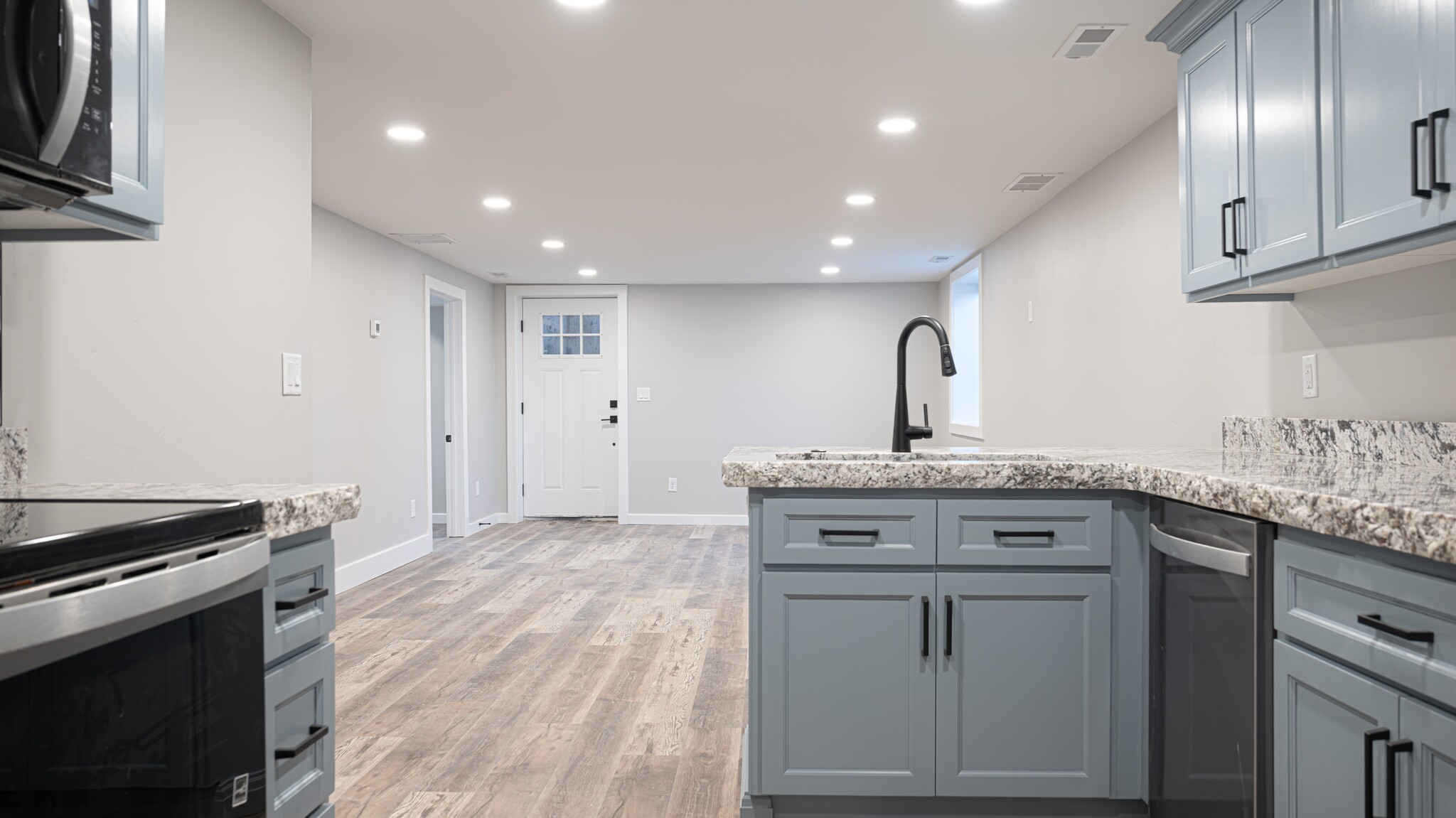 Building Photo - 3250 Midway Ave