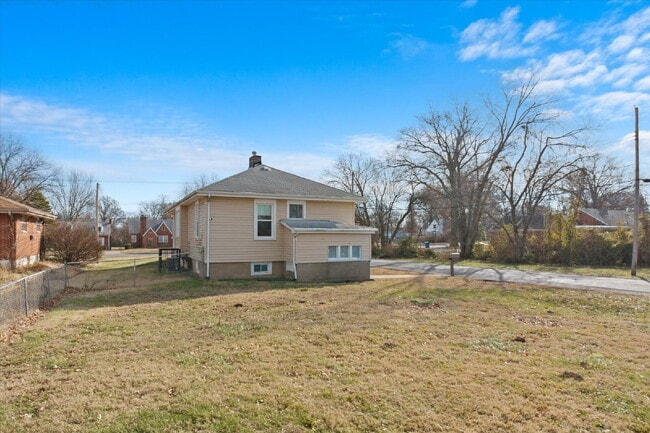 Building Photo - "Charming 3-Bed Haven with Hardwood Floors & 2 Full Baths in St. Louis!"  Hazelwood Schools.  Sec...