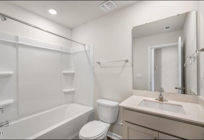 Building Photo - 3 Bedroom Townhome with Garage for Rent