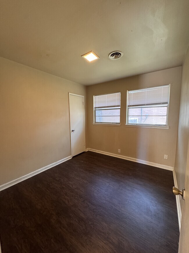 Building Photo - 1520 Roanoke Dr
