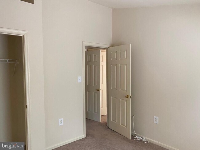Building Photo - 5623 Gresham Ln