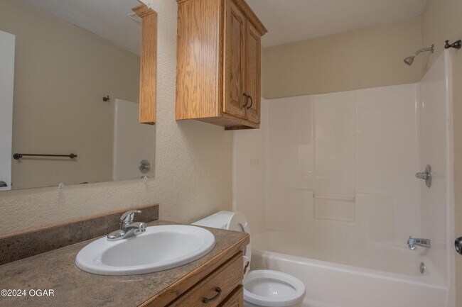 Building Photo - 715 Derek Ct