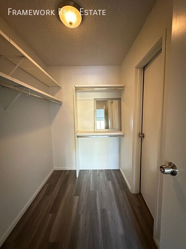 Building Photo - 280 E Highline Cir