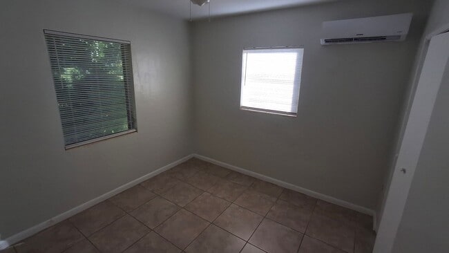 Building Photo - 2/1 - Conveniently Located