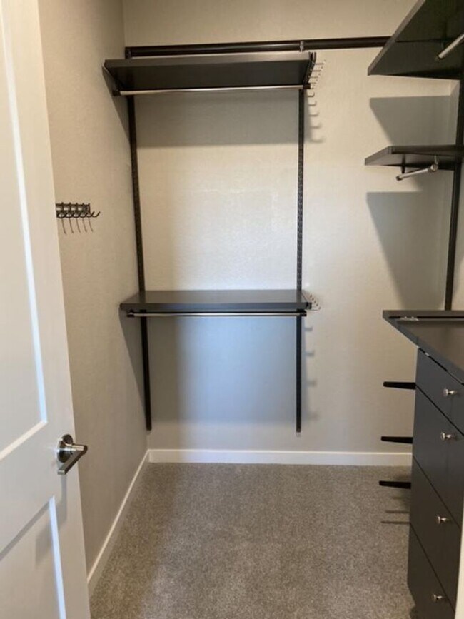 Building Photo - Flying Horse Luxury 4 Bed Townhouse with Mt. Views