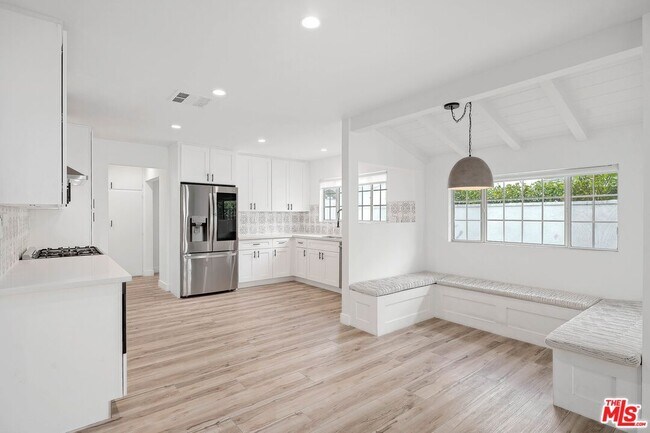 Building Photo - 5614 Ponce Ave