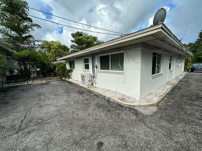 Building Photo - 1211 N Osceola Ave