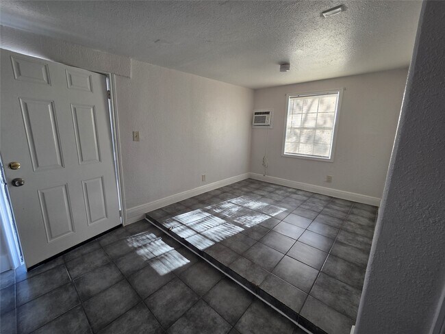 Building Photo - 302-371 71st St