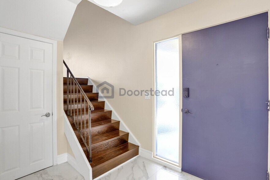 Building Photo - 2317 Eastbluff Dr