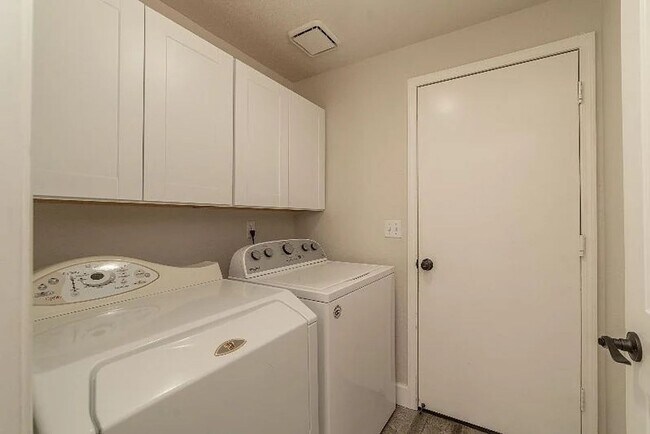 Building Photo - Beautiful Custom Home