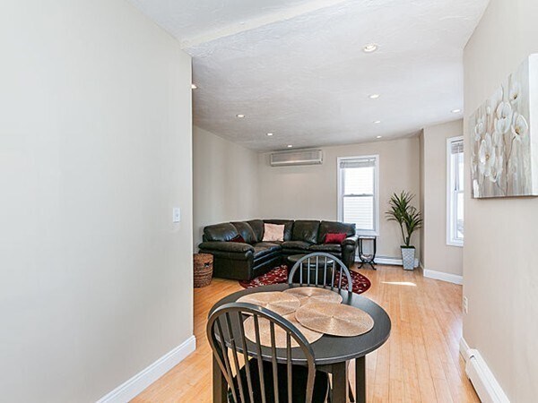 Building Photo - 154 Boylston St