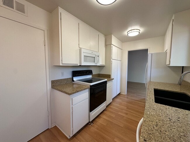 Building Photo - San Antonio HOA 3 bdrm 2 bath townhome
