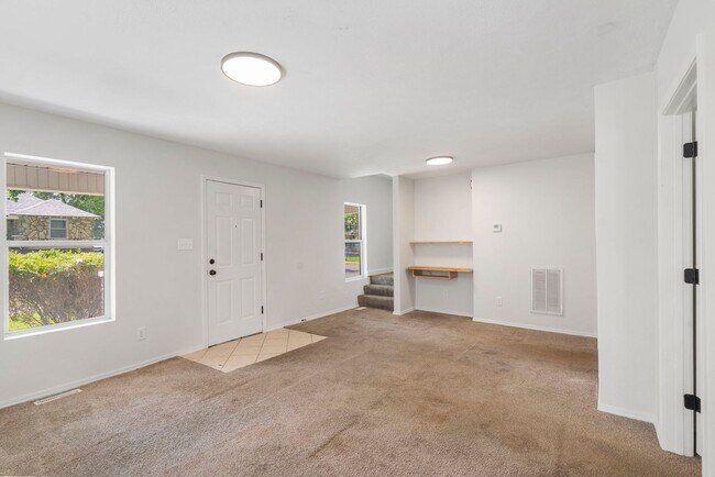 Building Photo - 3 bedroom | 2 bathroom | PETS WELCOME!
