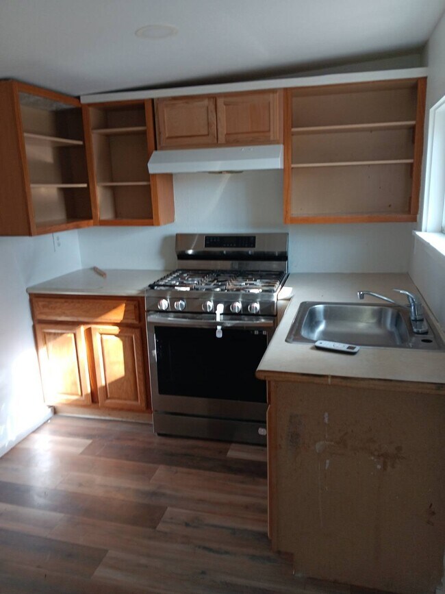 Building Photo - 685 Englehart