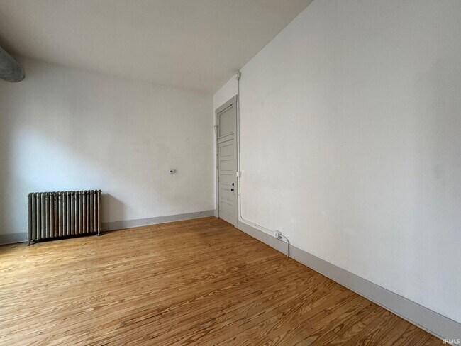 Building Photo - 123 E 3rd St