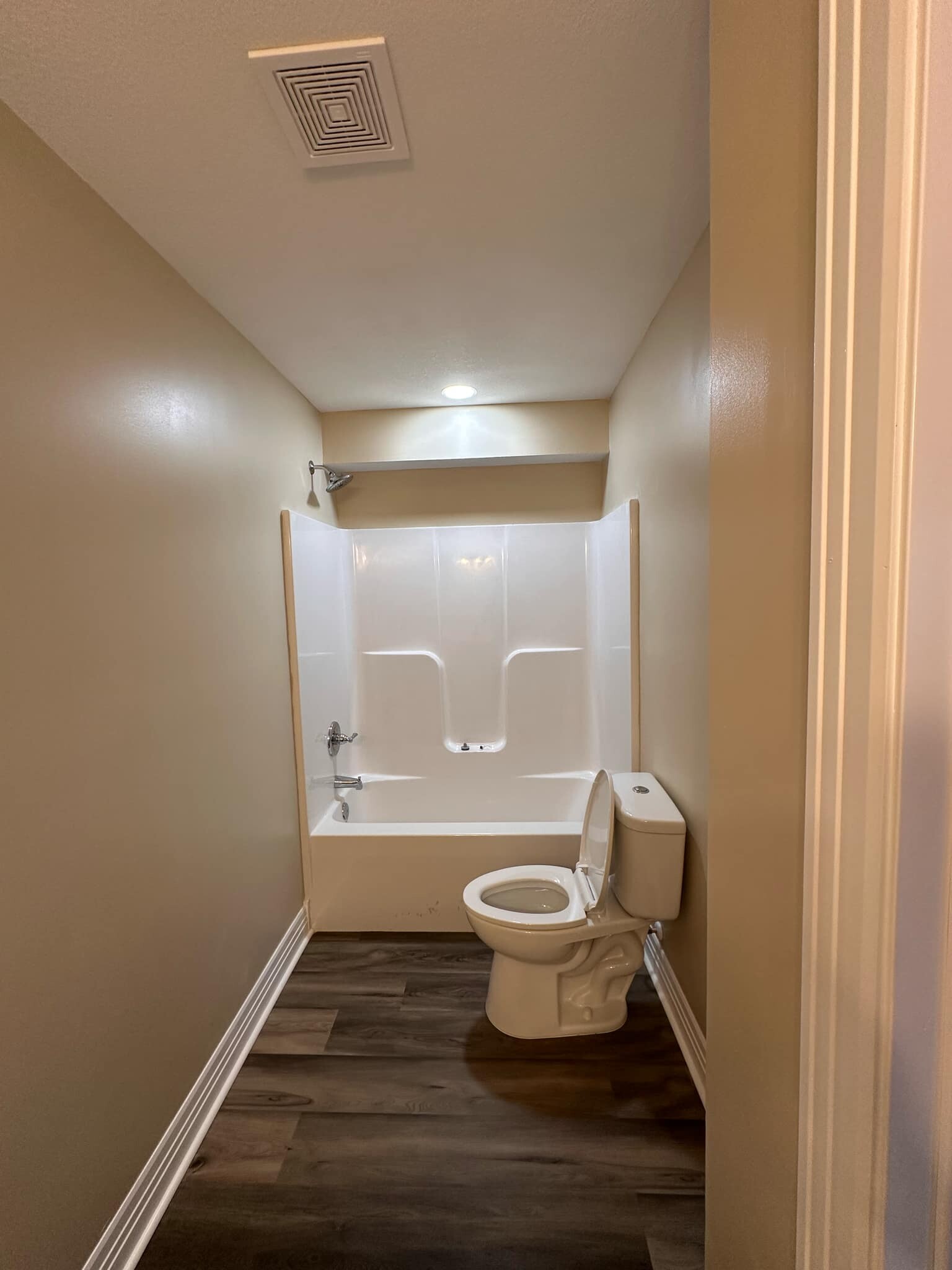 Full Bathroom - 118 N Florence St