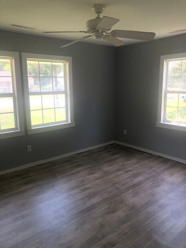 Building Photo - Charming Ranch