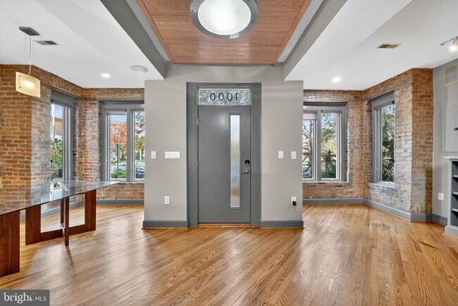 Building Photo - 1000 Park Rd NW