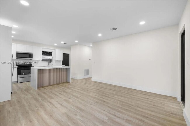 Building Photo - 331 W 40th Pl