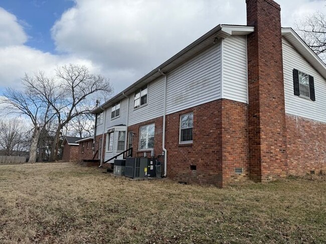 Building Photo - Massive 12 Bedroom House in Madison