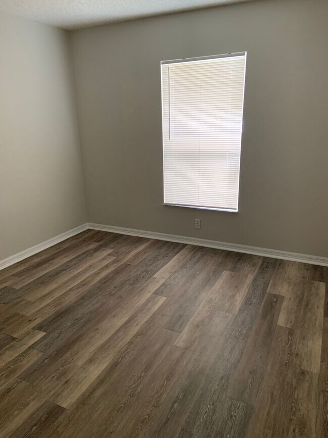 Building Photo - Updated 3 bed/ 2bath- Lehigh Woods