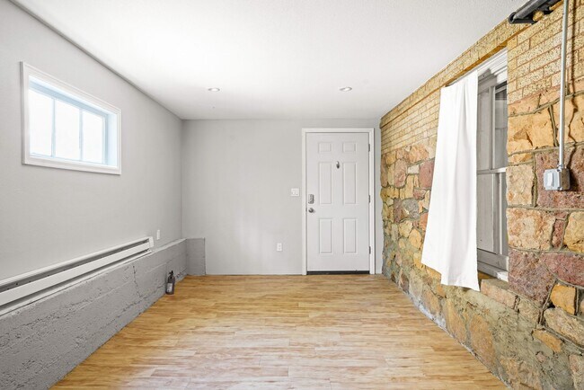 Building Photo - 975 University Ave