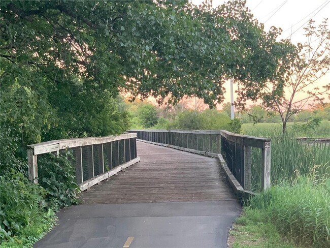 Building Photo - 1304 W Medicine Lake Dr