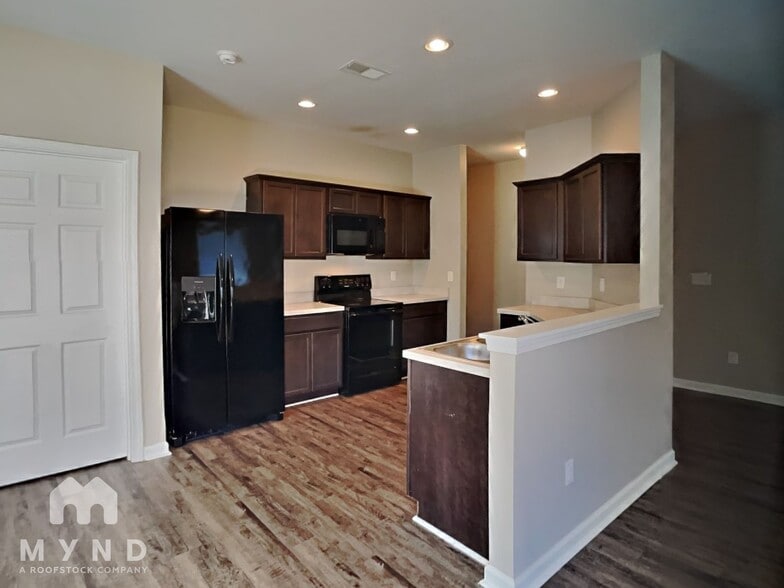 Building Photo - 245 Americana Dr